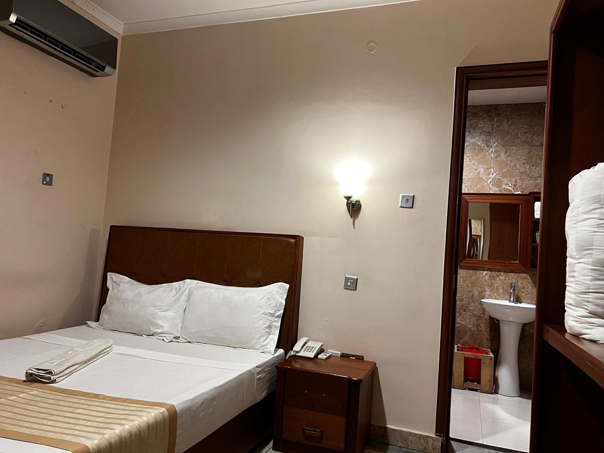 K27 Premier Backpackers Hostel Dar es Salaam Ngoại thất bức ảnh